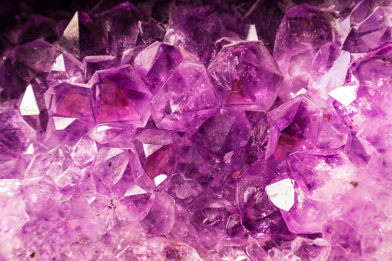 Pěkné lila kameny.